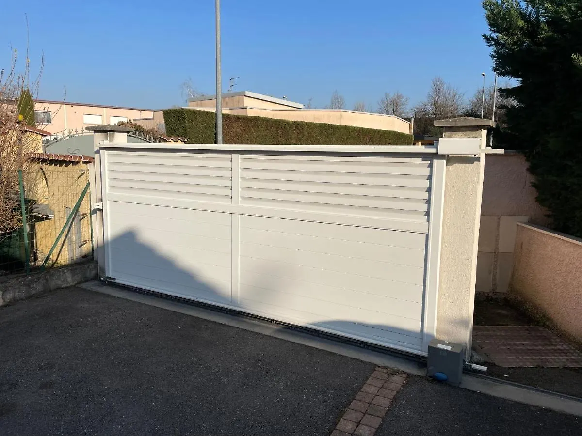 Privat bolig Suite Parentale Avec Salle De Bains Et Toilettes Privees Genas