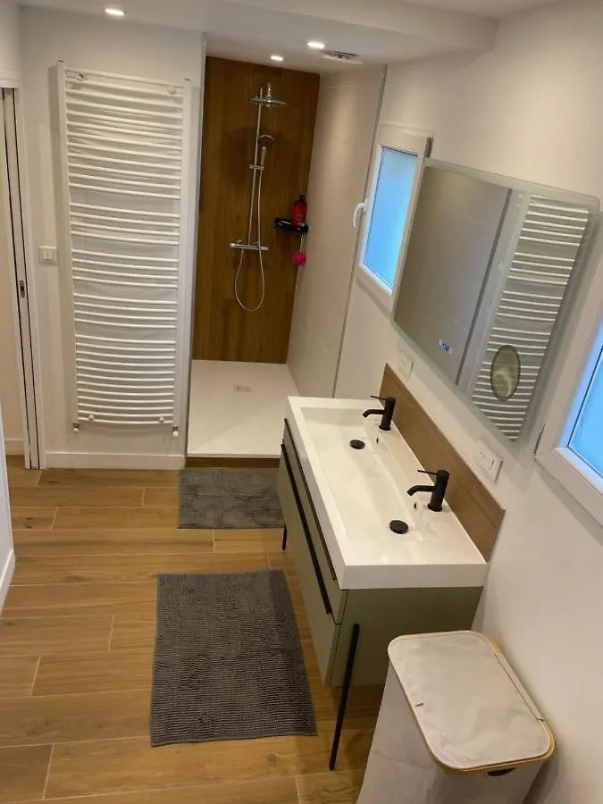 Suite Parentale Avec Salle De Bains Et Toilettes Privees Genas Privat bolig