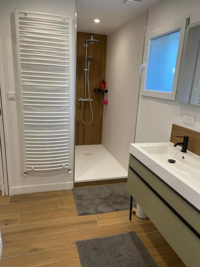 Suite Parentale Avec Salle De Bains Et Toilettes Privees Genas